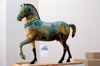 Estatua de uno de los cuatro caballos de cuadriga triunfal de San Marcos (bronce) de Roman Roman