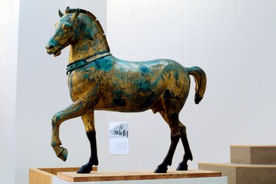Estatua de uno de los cuatro caballos de cuadriga triunfal de San Marco (bronce) de Roman Roman