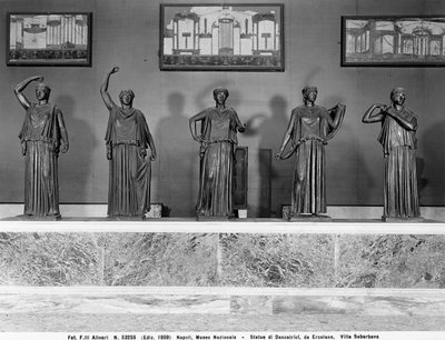 Estatuas de bailarines. Exhibidas desde una villa suburbana de Herculano de Roman Roman