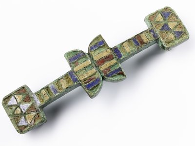 Unión de correa con superficie superior decorada con esmalte rojo, azul y amarillo, del fuerte legionario romano en Inchtuthil, Caputh, Perthshire de Roman Roman