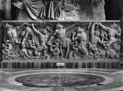 Los Gigantes, detalle de un relieve que representa a Ariadna y una gigantomachia de Roman Roman