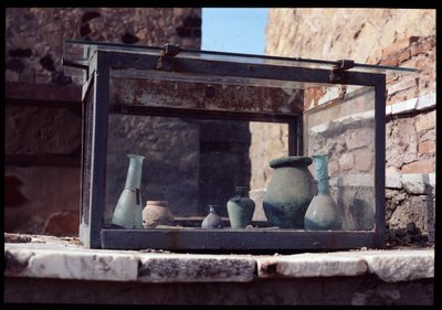 Vasijas en la intersección entre el cardo V y el decumanus inferior, siglo V a.C.-siglo I d.C. de Roman Roman