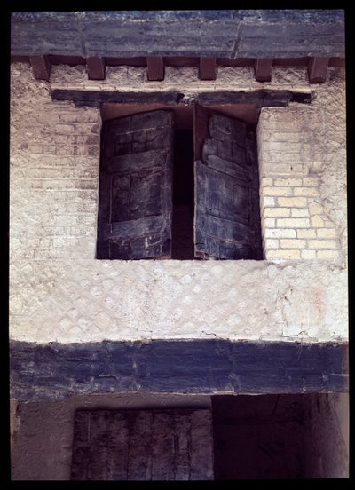 Vista de una ventana carbonizada de una casa del pórtico del decumanus maximus, siglo V a.C.-siglo I d.C. de Roman Roman