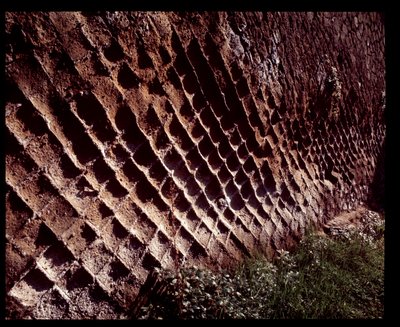 Vista de las murallas construidas con técnica de construcción opus reticulatum, siglo V a.C.-I d.C. de Roman Roman