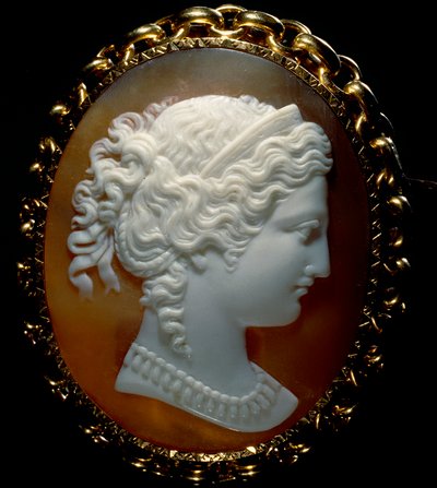 Retrato de un perfil femenino; camafeo en sardónica, engastado en oro de Roman School