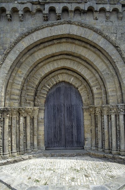 Iglesia del siglo XII con una bonita fachada Poitevine (estilo románico). Chaize-Giraud en Vendée (85) de Romanesque