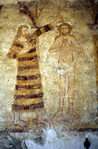 Murales del siglo XII en la iglesia parroquial románica de Asnieres sur Vegre (Sarthe) que representan a Cristo bautizado por San Juan Bautista de Romanesque