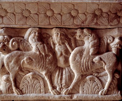 Un centauro y un león, capitel tallado en la tribuna del Priorato de Romanesque