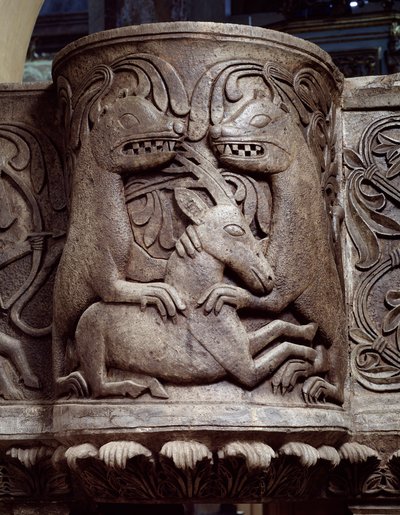 Animales luchando, detalle del ambón del púlpito, relieve de Romanesque