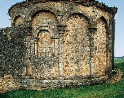 Ábside visto desde el exterior, Iglesia de San Miguel en Valdenebro, Soria, Castilla y León, España, finales del siglo XII - principios del siglo XIII de Romanesque