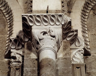 Aves comiendo peces y gusanos (capitel tallado) de Romanesque
