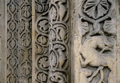 Detalles decorativos de la fachada de la Basílica, principios del siglo XII de Romanesque