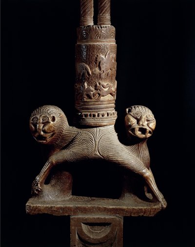 Detalle del candelabro de Pascua con leones de Romanesque