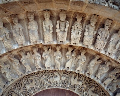 Detalle de esculturas del portal sur de Romanesque