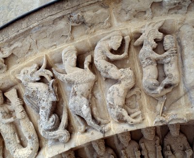 Detalle de esculturas del portal sur de Romanesque