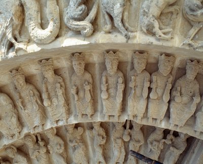 Detalle de esculturas del portal sur de Romanesque