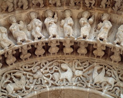Detalle de esculturas del portal sur de Romanesque