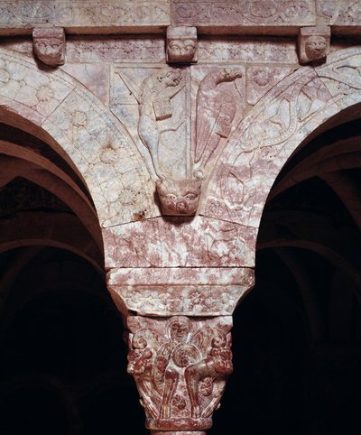 (detalle) de símbolos de los evangelistas Juan y Marcos, tallados en la tribuna del Priorato de Romanesque