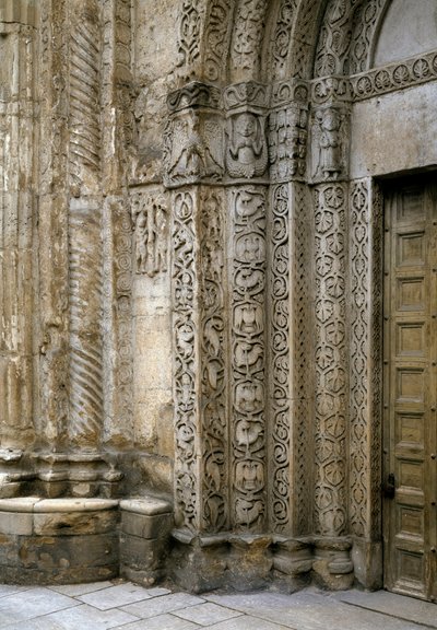 Detalle de la fachada del lado izquierdo del portal de la Basílica, principios del siglo XII de Romanesque