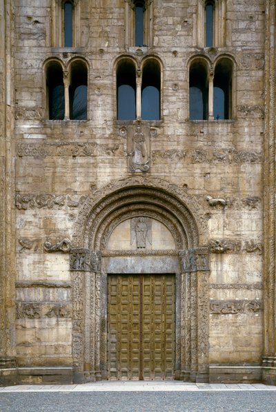 (detalle) de la fachada con el portal de la Basílica de Romanesque