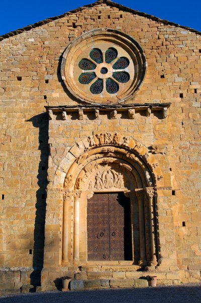 Fachada de la Iglesia de Santa María de Covet, Isona, España de Romanesque