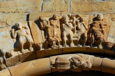 Fachada de la Iglesia de Santa María de Covet, Isona, España, detalle de Romanesque