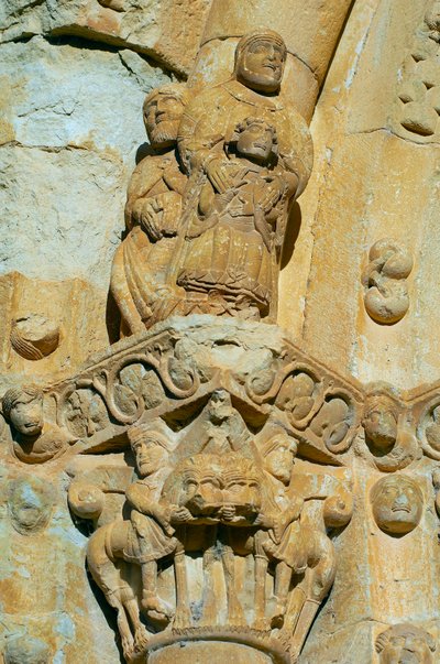 Fachada de la Iglesia de Santa María de Covet, Isona, España, detalle de un capitel de Romanesque