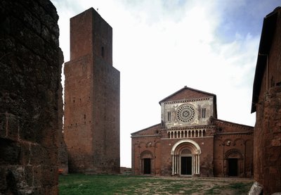 Fachada y campanario de la iglesia de San Pedro (San Pietro), construida alrededor de 1250 y restaurada en 1870, Tuscania, Italia de Romanesque
