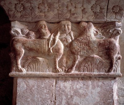 Escena de caza, capitel tallado en la tribuna del Priorato de Romanesque
