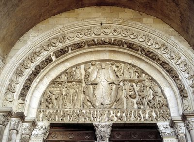 Juicio final, tímpano esculpido de la Catedral Saint Lazarus de Autun, arte románico del siglo XIII. Autun, Saona y Loira, Borgoña, Francia de Romanesque