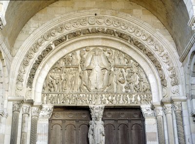 Juicio final, tímpano esculpido de la Catedral de San Lázaro de Autun, arte románico del siglo XIII. Autun, Saona y Loira, Borgoña, Francia. de Romanesque