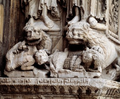 Monstruos. Soporte tallado de una columna de Romanesque
