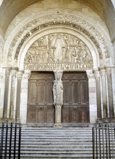 Portal de la Catedral Saint Lazarus (el tímpano esculpido ilustra el juicio final). Autun de Romanesque