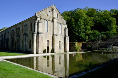 Arquitectura románica: vista exterior de la fragua de la abadía cisterciense de Fontenay, Borgoña, finales del siglo XII de Romanesque
