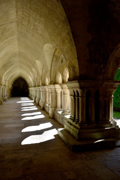 Arquitectura románica: galería del claustro de la abadía cisterciense de Fontenay, Borgoña de Romanesque