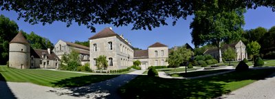 Arquitectura románica: vista panorámica de la abadía cisterciense de Fontenay, Borgoña de Romanesque