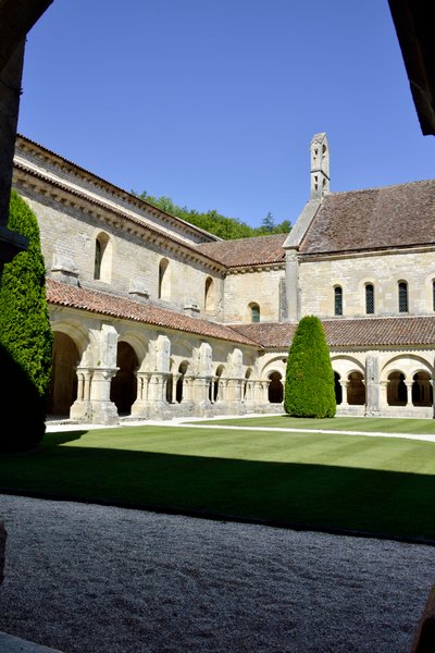 Arquitectura románica: vista del claustro y los edificios de la abadía cisterciense de Fontenay, Borgoña de Romanesque