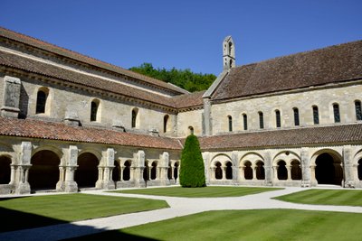 Arquitectura románica: vista del claustro y los edificios de la abadía cisterciense de Fontenay, Borgoña de Romanesque