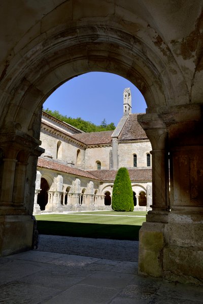 Arquitectura románica: vista del claustro y los edificios de la abadía cisterciense de Fontenay, Borgoña de Romanesque