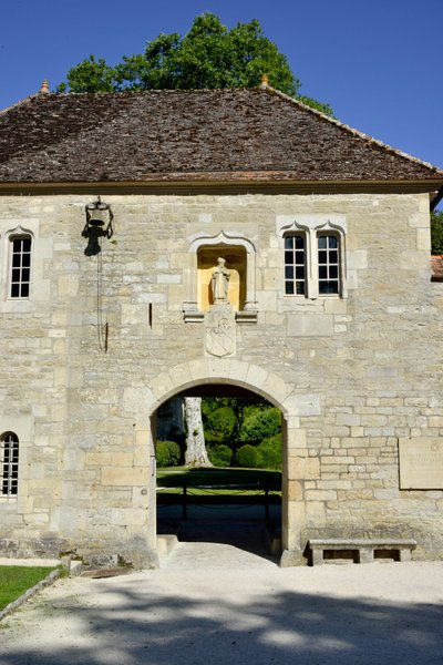 Arquitectura románica: vista de la entrada a la abadía cisterciense de Fontenay, Borgoña de Romanesque