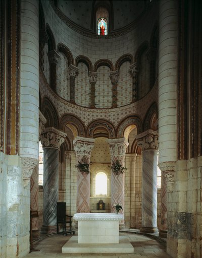 Vista interior del ábside y el deambulatorio de la iglesia de San Pedro de Romanesque