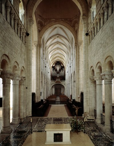 Arte románico: vista interna de la Basílica de Saint Benoit sur Loire (Loiret) construida entre los siglos XI y XIII de Romanesque