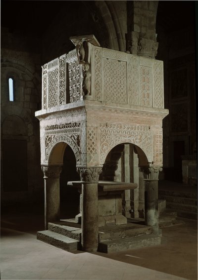 Arte románico: púlpito de la iglesia decorado con mármol y relieves, iglesia de Santa María Maggiore (Tuscania, Italia) de Romanesque