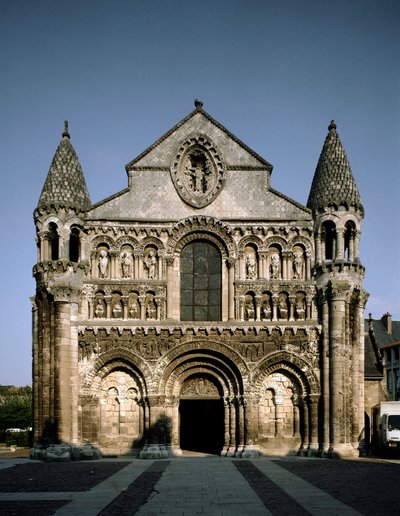 Arte románico: vista de Notre Dame la Grande (Notre-Dame-la-Grande). Siglo XII Poitiers (Viena) de Romanesque