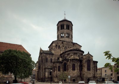 Arte románico: vista de la abadía benedictina de Saint Austremoine d