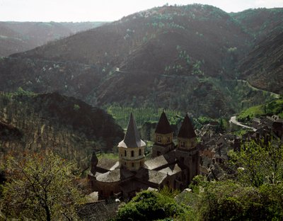 Arte románico: vista de la iglesia de la Abadía de Sainte Foy de Conques de Romanesque
