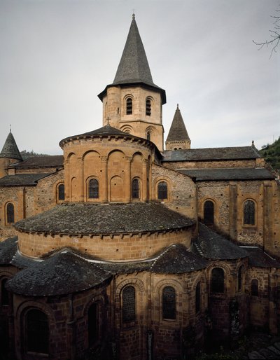 Arte románico: vista de la iglesia de la Abadía Sainte Foy de Conques de Romanesque