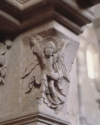 Portal sur: un ángel trae las buenas nuevas (ángel con un olifante) (escultura) de Romanesque