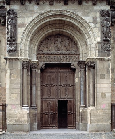 Portal sur de la Basílica de Romanesque