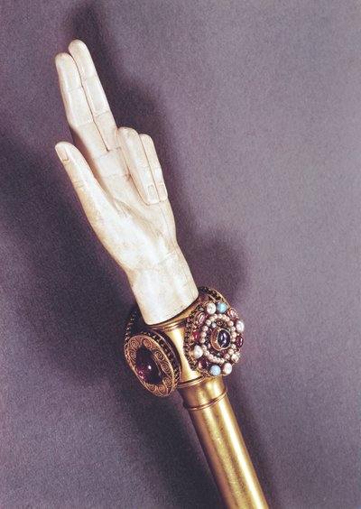 La mano de justicia de los reyes de Francia, del tesoro de St. Denis (marfil y piedras preciosas) de Romanesque